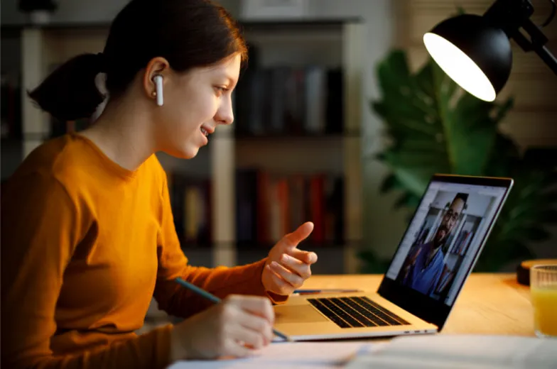 Жена във видеообаждане в RingCentral през лаптопа си