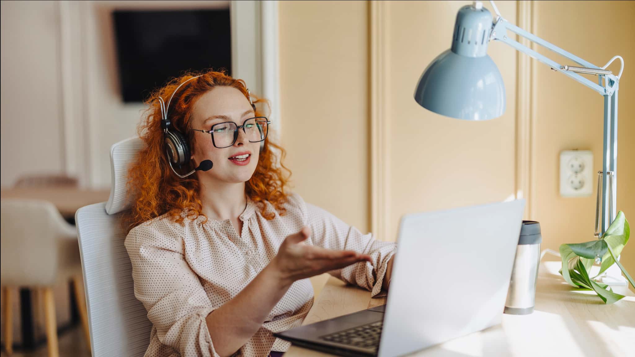 Customer service agent assisting a customer via call