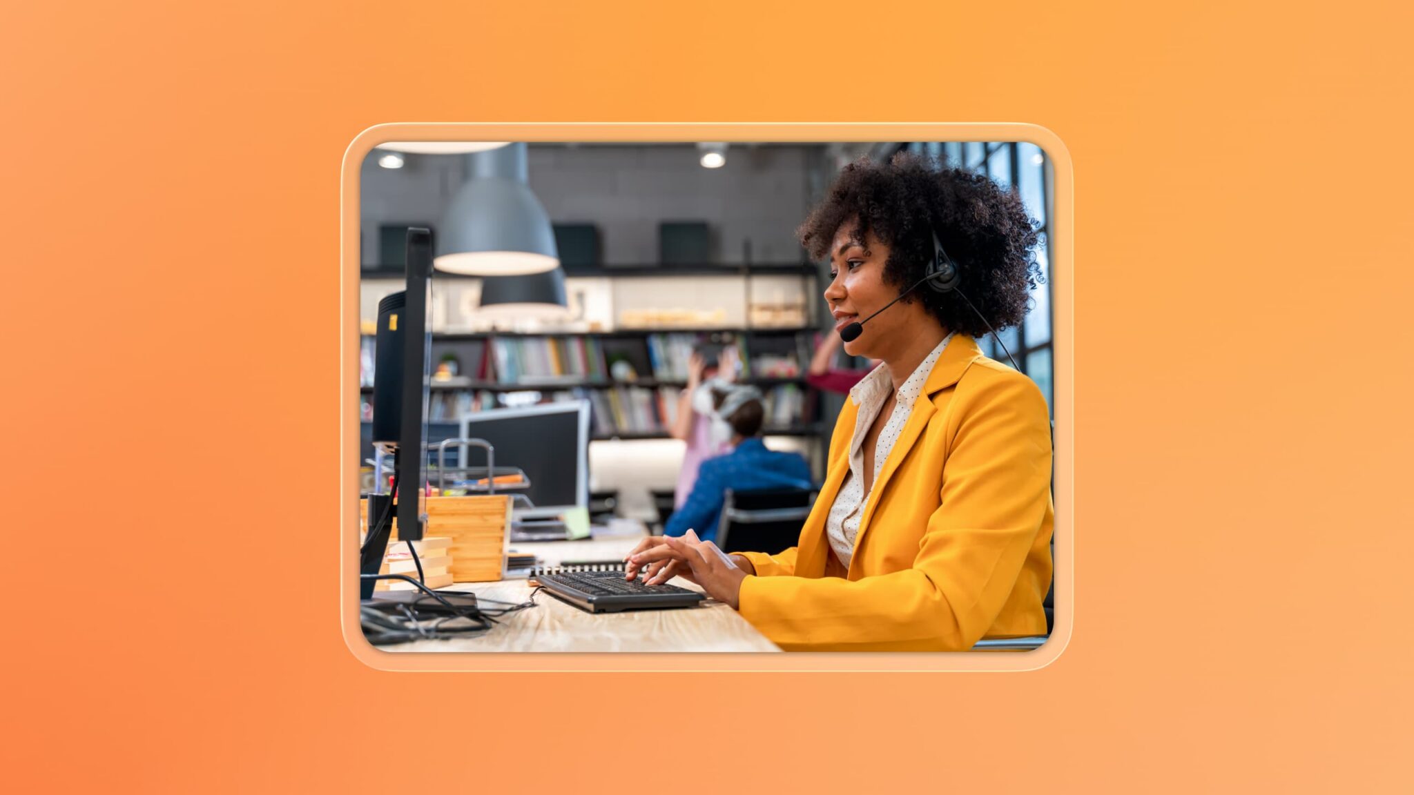 Contact center agent using RingCentral Customer Engagement Bundle for customer support