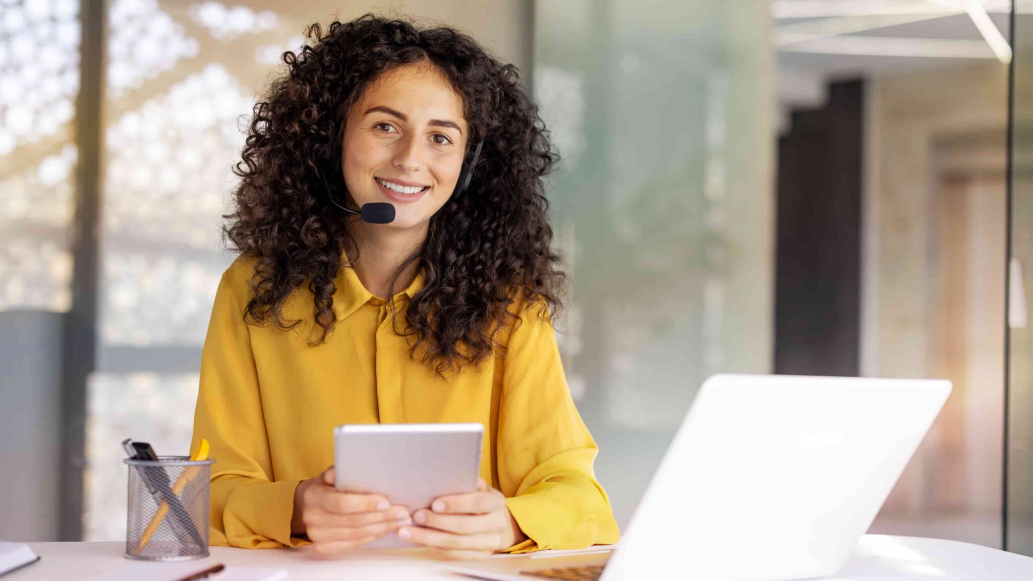 A contact center agent building customer relationship through a customer retention software.