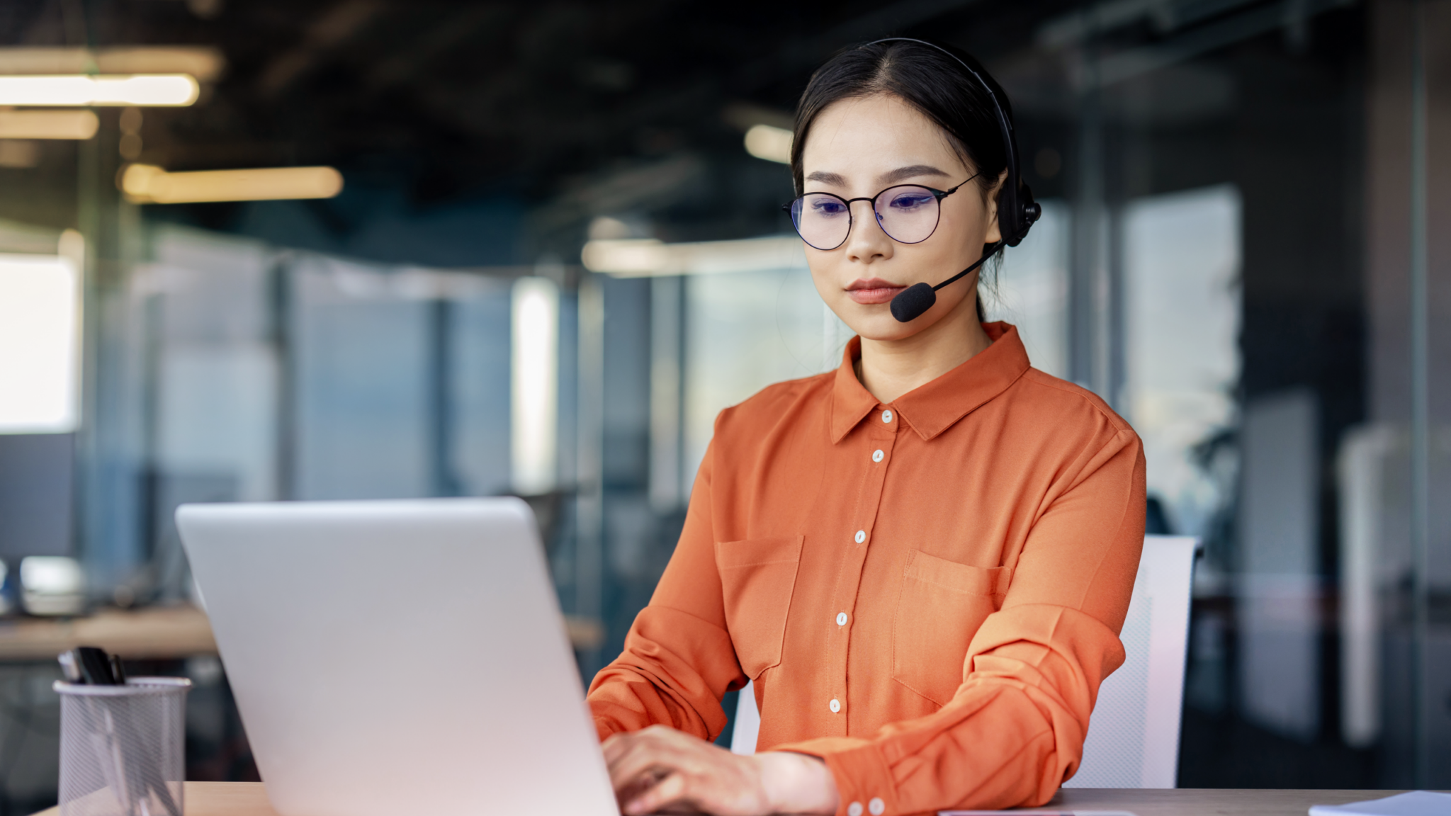 Call center agent using RingCX AI for real-time guidance during customer interaction